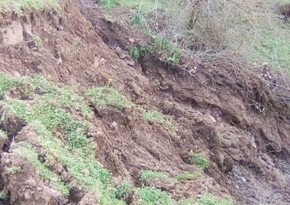 Lerikdə dağda uçqun olub, qaya parçaları yolu bağlayıb