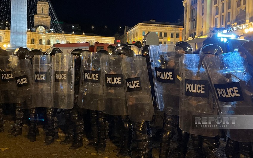 Tbilisidə parlament binası yaxınlığında etirazçılarla polis arasında toqquşma olub