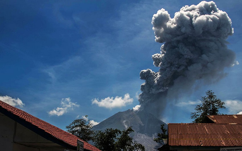 İndoneziyada vulkan püskürməsi zamanı 10 turist xəsarət alıb - VİDEO