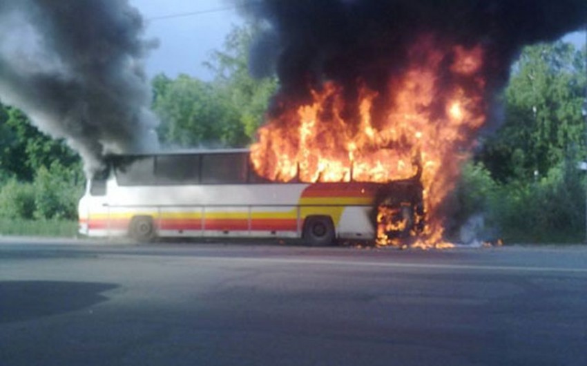 В Болгарии на шоссе загорелся туристический автобус