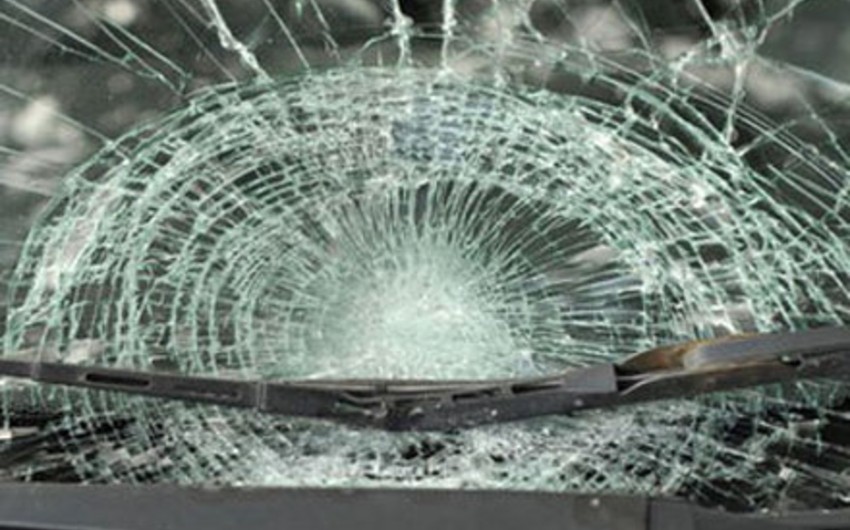 ​В центре Баку управляемый сотрудником полиции автомобиль попал в аварию