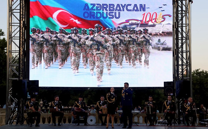 Silahlı Qüvvələrin 100 illik yubileyi münasibətilə hərbi mahnılardan ibarət konsert keçirilib