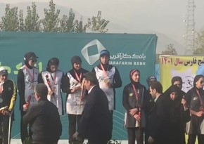 Iranian national team athlete removes her headscarf in front of sports officials