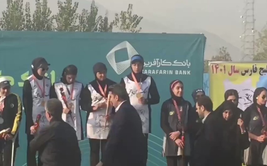 Iranian national team athlete removes her headscarf in front of sports officials