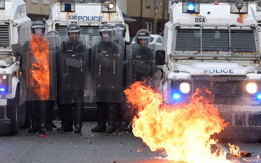 В беспорядках в Северной Ирландии пострадали 14 полицейских