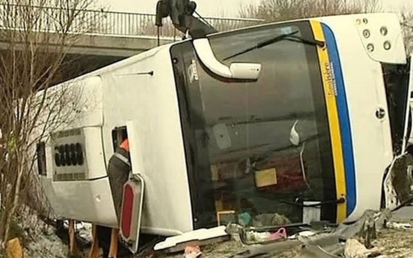 Один человек погиб и 17 пострадали в ДТП с автобусом во Франции