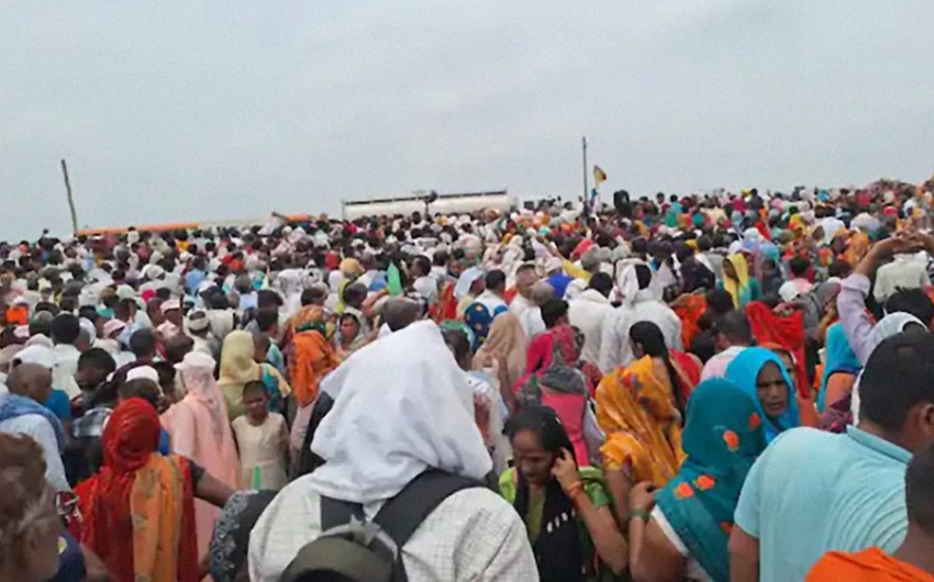Свыше 120 человек погибли в давке на религиозном собрании в Индии