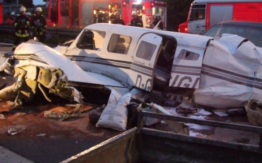 Пять человек погибли при падении двухмоторного самолёта на автопарковку в Калифорнии