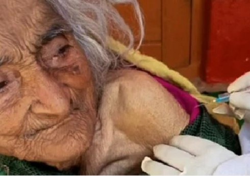 Старейшую женщину в мире обнаружили во время вакцинации от COVID-19