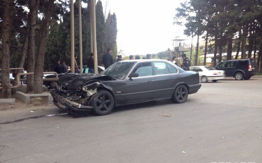 В Баку нарушивший ПДД водитель совершил аварию