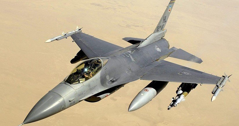 Глава Пентагона: Первая партия F-16 начнет прибывать в Украину в этом году 