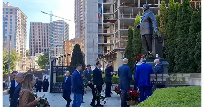 Heydar Aliyev's monument visited in Kyiv