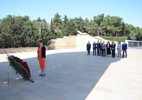 Президент ЕБРР посетила Аллею шехидов и Ичеришехер