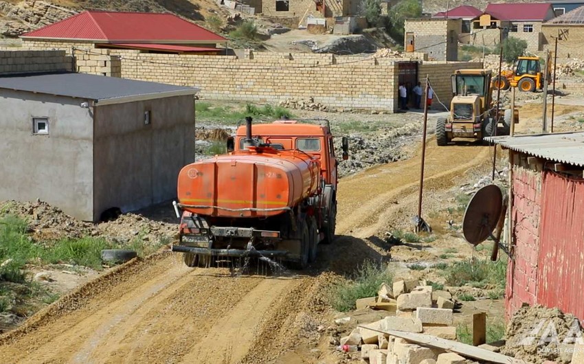 В бакинском поселке Бинагади ремонтируется дорога 