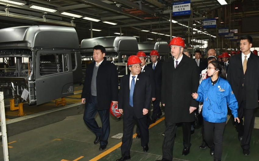 Президент Ильхам Алиев ознакомился с автомобильным заводом Шааньси в городе Сиань