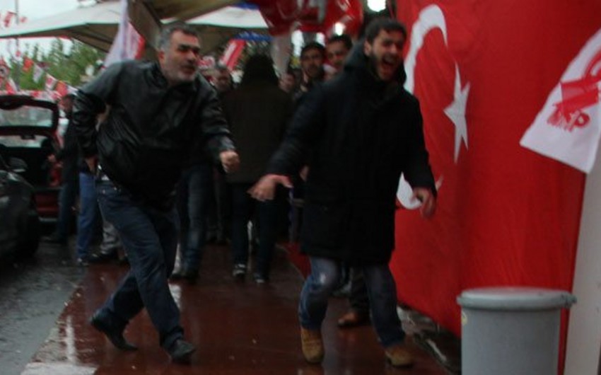 İstanbulda müxalif partiyanın qərargahı atəşə tutulub - VİDEO