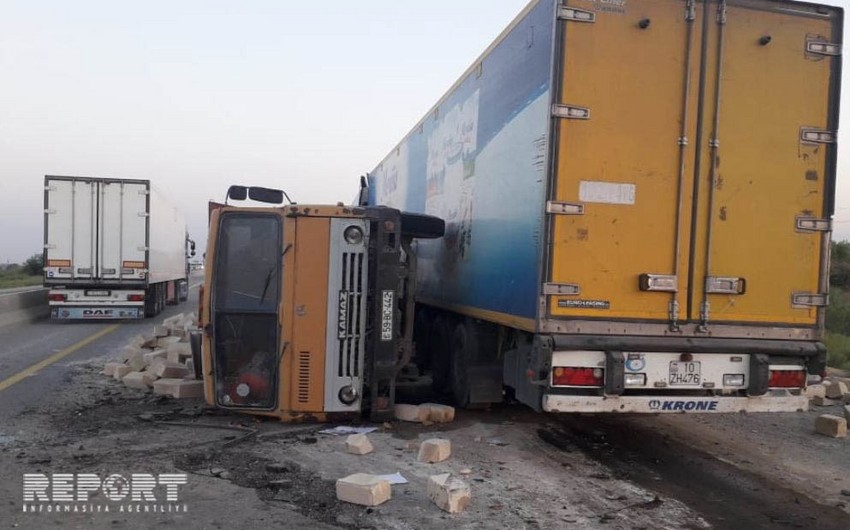 В Кюрдамире грузовой автомобиль врезался в Камаз и перевернул его - ФОТО