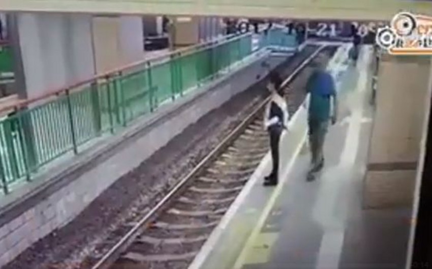 В Гонконге пожилой иностранец столкнул уборщицу на железнодорожные пути - ВИДЕО