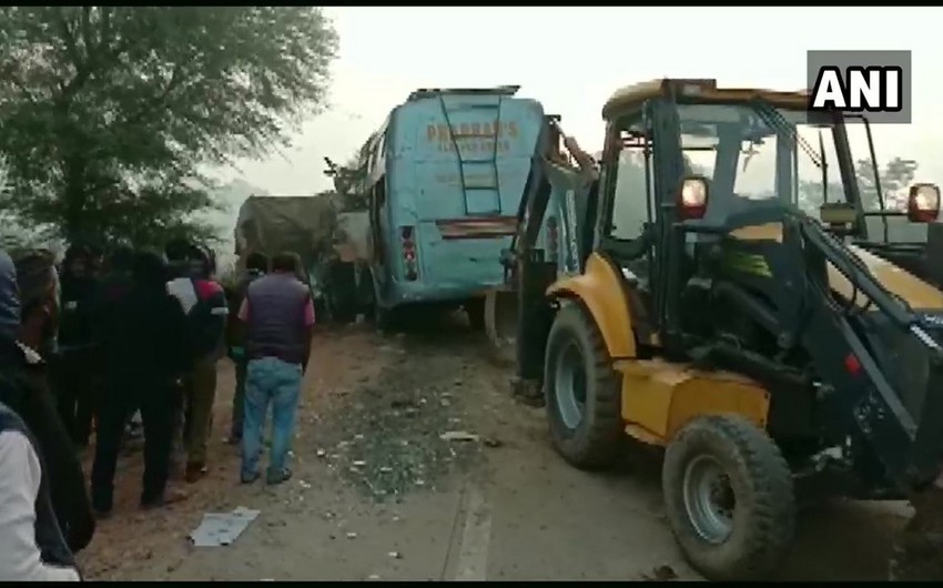 India: Bus crashes into a stationary truck, 9 killed