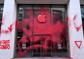 В Берлине магазин Apple облили краской, оставив надпись Free Congo 