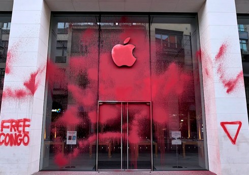 В Берлине магазин Apple облили краской, оставив надпись Free Congo 