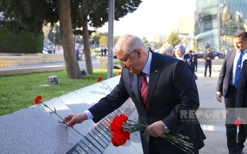 Yasar Guler visits Turkish Martyrs' Memorial in Baku