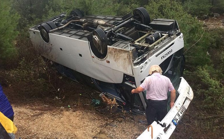 Antalyada turistləri daşıyan avtobus aşıb, 18 nəfər yaralanıb