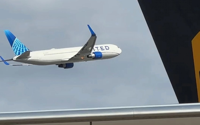 Самолет United Airlines совершил экстренную посадку в Гонконге 