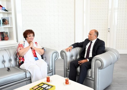 Министр культуры Азербайджана вручил Тамаре Синявской орден 
