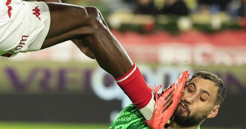 Monaco defender apologizes for injuring PSG goalkeeper