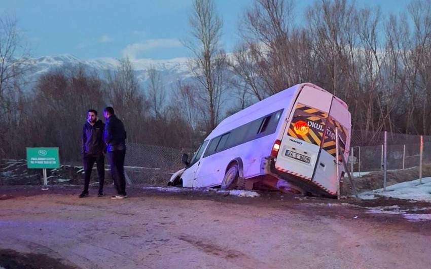 Ərzincanda şagirdləri daşıyan mikroavtobus qəzaya uğrayıb, yaralılar var