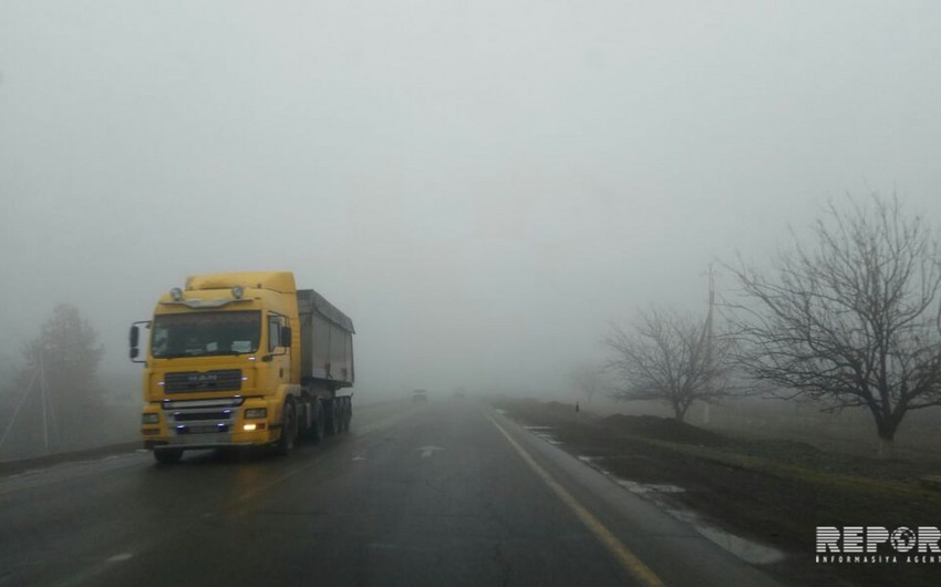 Qatı duman Bakı-Qazax avtomobil yolunda nəqliyyatın hərəkətində çətinliklər yaradıb - FOTO