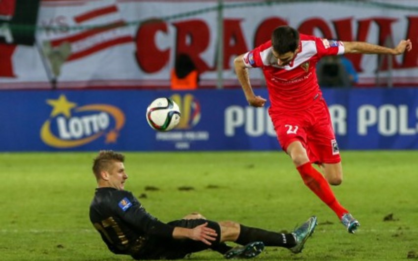 Serbiyalı futbolçu oyun zamanı öz qapısına gözəl qol vurub - VİDEO