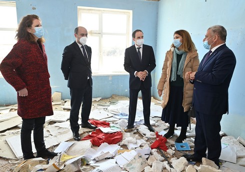 Представители ЮНИСЕФ и МККК посетили разрушенные армянами школы в Гяндже и Тертере
