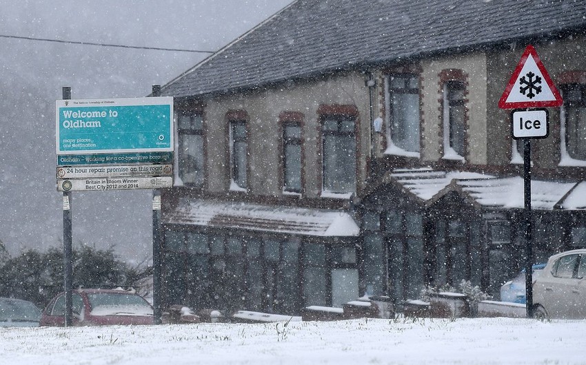 Снегопады в Великобритании привели к многокилометровым пробкам