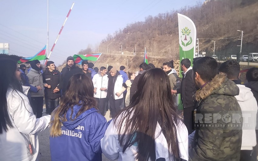 Protesters on Khankandi-Lachin road perform traditional Azerbaijani dances