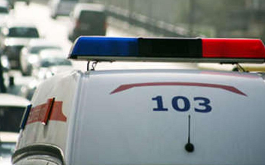 В Баку автомобиль сбил водителя машины скорой помощи, выехавшей на вызов