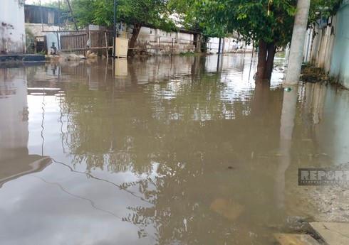 Проливные дожди в Кюрдамирском районе парализовали движение транспорта