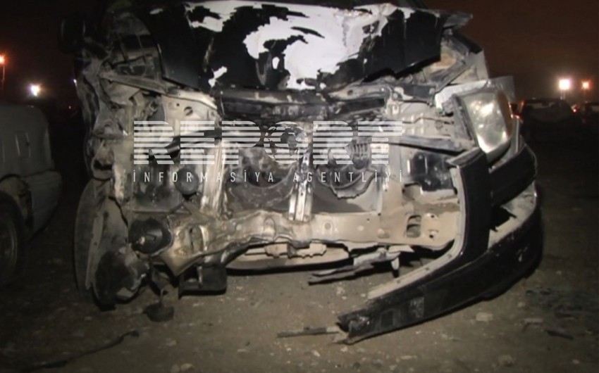 В Гяндже автомобиль врезался в бетонную стену, водитель погиб