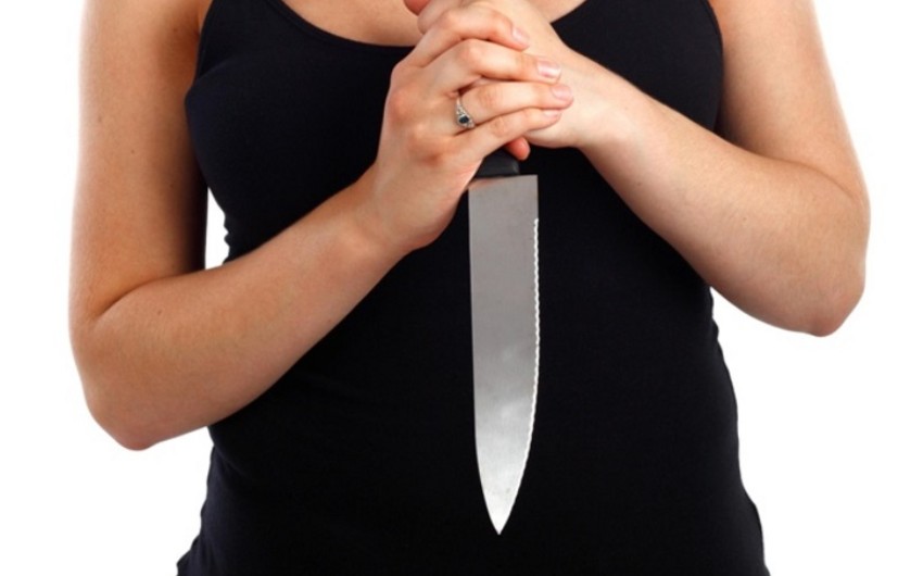 В Баку 33-летняя женщина пронзила себя ножом