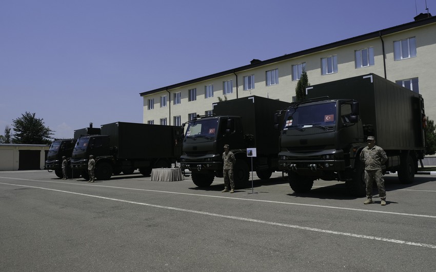 Türkiyə Gürcüstan ordusuna texniki xidmət maşınları təhvil verib