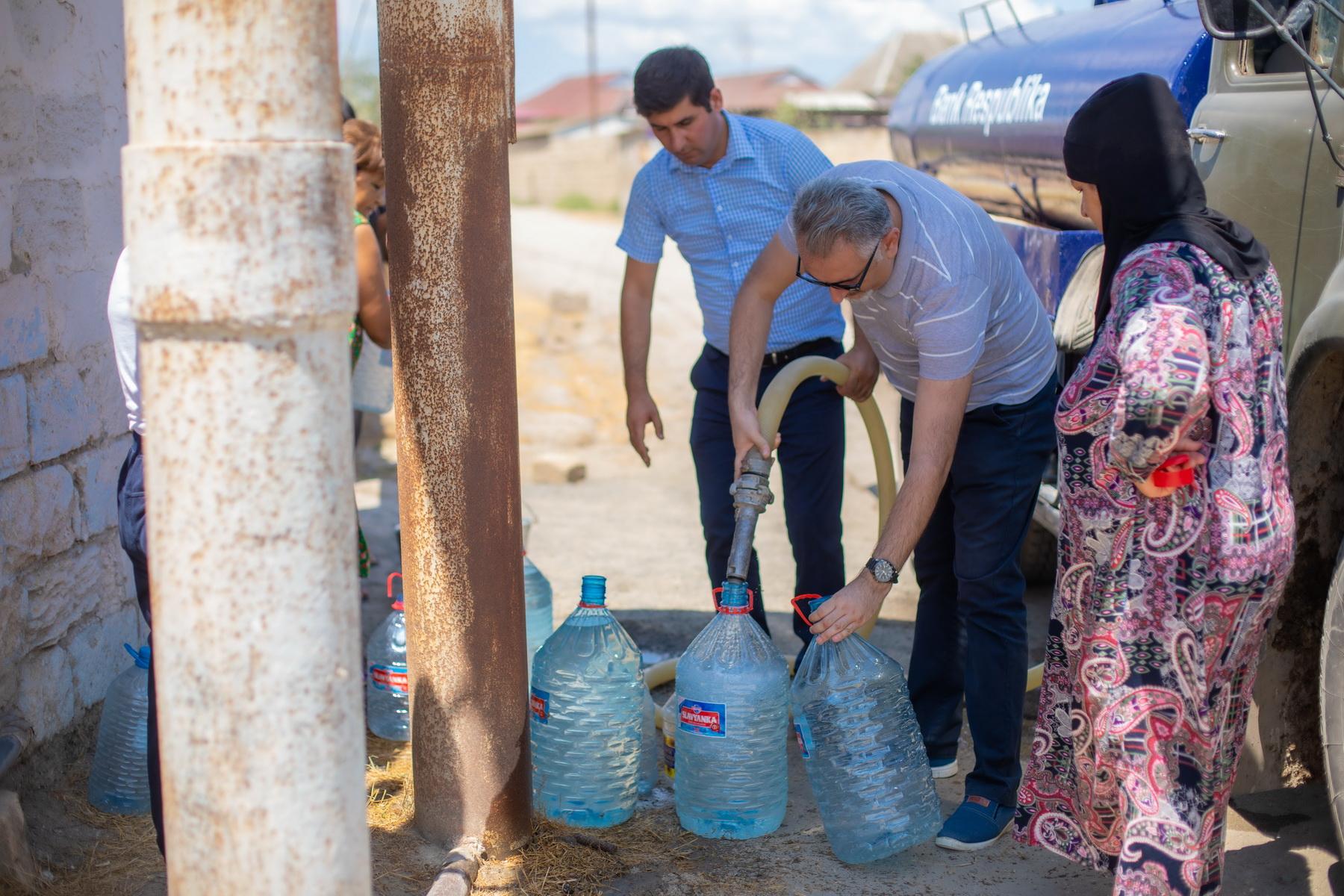 Подвоз питьевой воды. Нефтчала Азербайджан. Очередь за водой. Туркменский воды. Питьевая вода в Туркменистане.