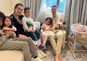 Роналду показал семейное фото с новорожденной дочерью