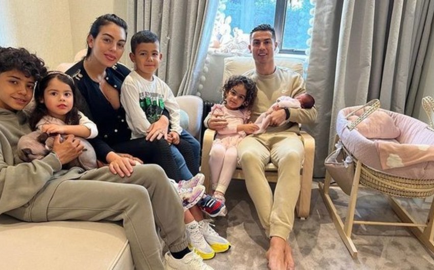 Роналду показал семейное фото с новорожденной дочерью