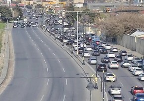 На ряде улиц и проспектов Баку затруднено движение транспорта