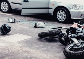 Avtomobillə toqquşan motosikletin sürücüsü öldü