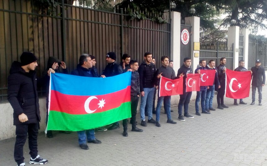 В Тбилиси азербайджанские студенты провели акцию в поддержку Турции