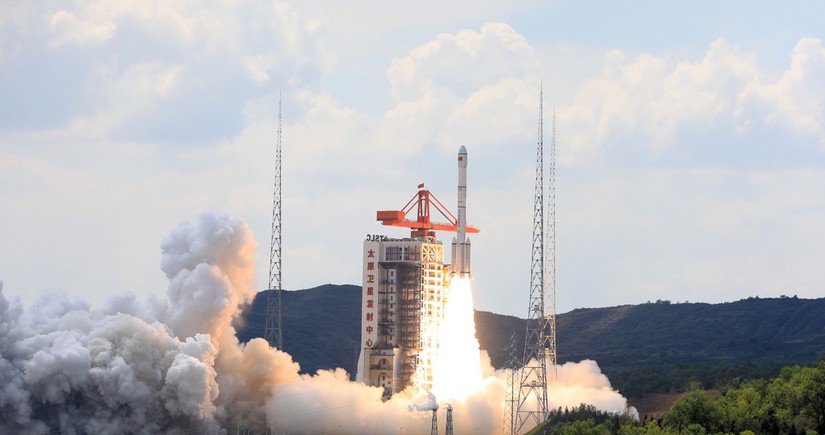 China successfully launches new satellite group