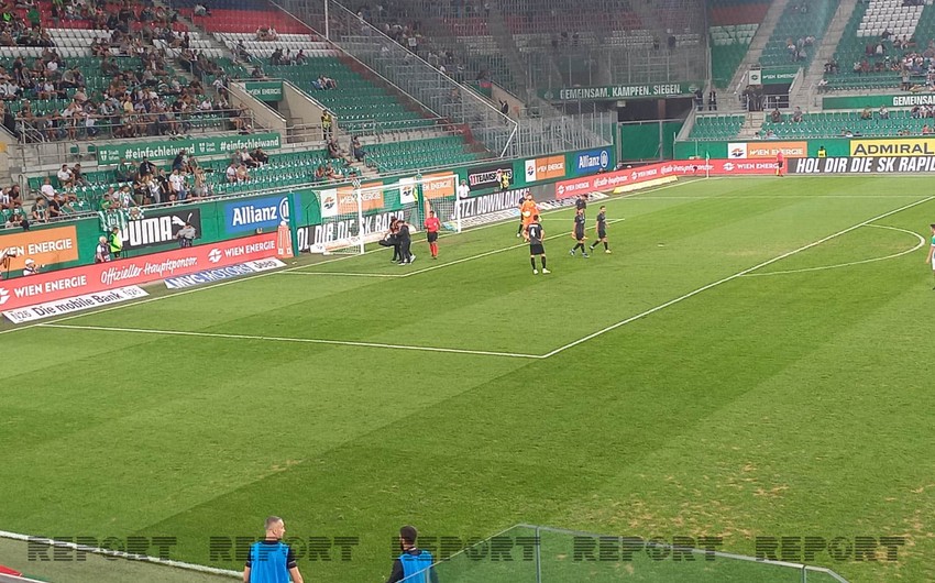 Лига конференций: Футболист Нефтчи в матче с Рапидом получил травму