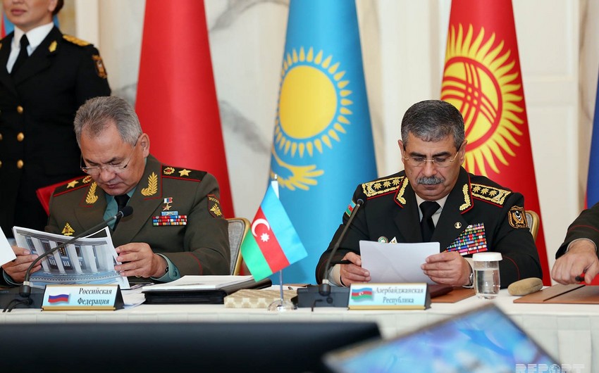 Russian defense minister invites Azerbaijani counterpart to celebrations in Moscow